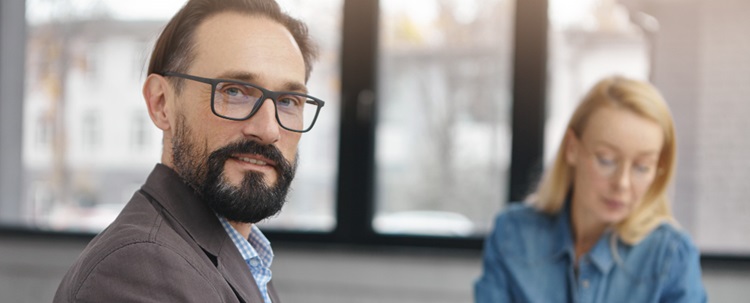 un homme et une femme en arrière plan au travail