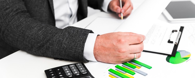 un homme travaillant les chiffres au travail