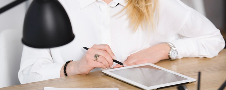 une femme travaillant sur une tablette tactile