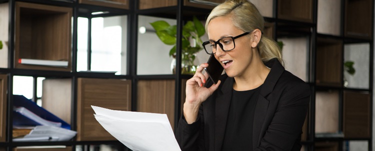 une femme au téléphone travaillant