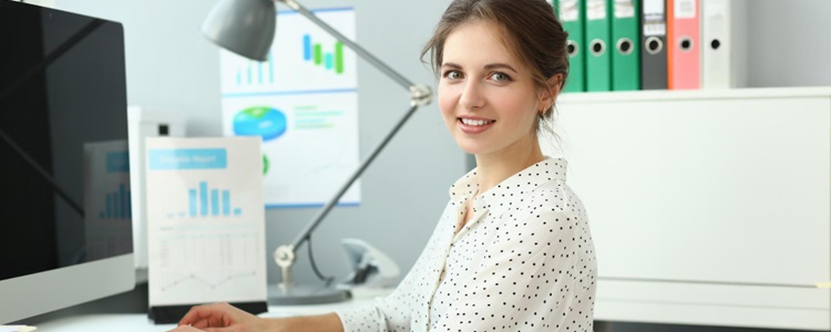 une femme experte comptable regardant en souriant