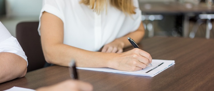 un étudiante écrivant des notes