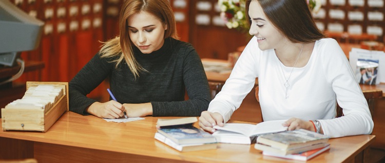 deux étudiantes en juridique étudiant