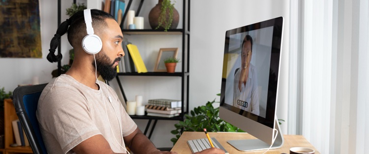 un homme suivant une formation à distance depuis son bureau