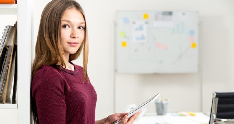 une jeune femme gestionnaire administrative