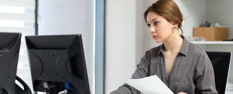 une femme devant son ordinateur au travail