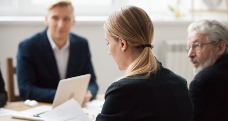 des personnes travaillant en groupe dans un bureau