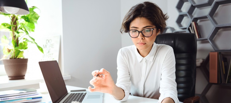 une femme concentrée à son bureau 