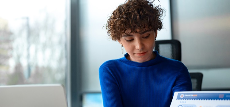 une femme travaillant à son bureau