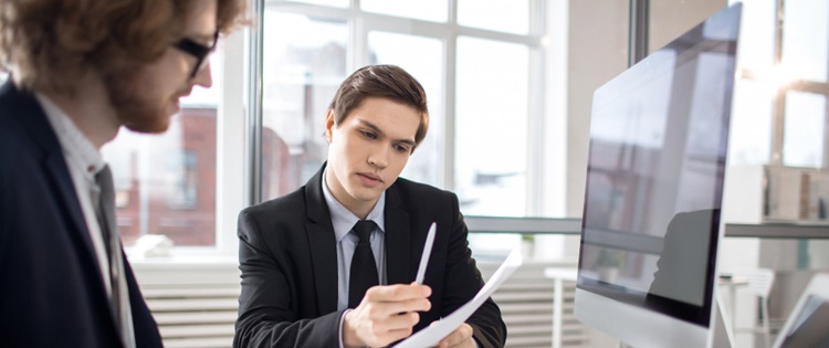 deux jeunes hommes en costume au travail