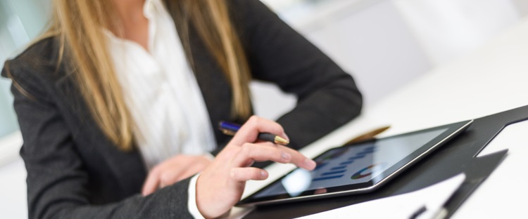 une femme touchant une tablette tactile