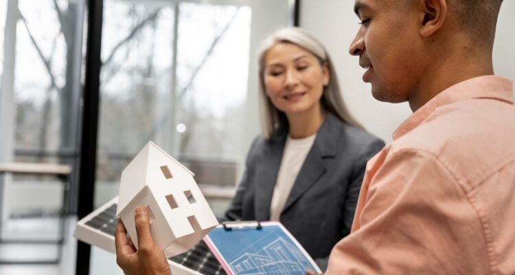 deux personnes parlant d'un projet immobilier