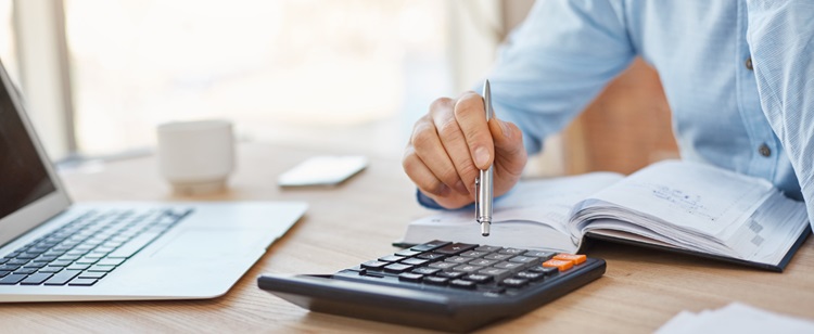 une personne travaillant sur des chiffres au bureau