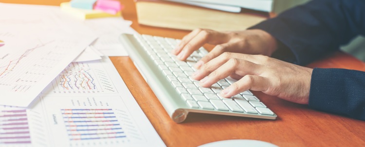 une personne tapotant sur un clavier d'ordinateur