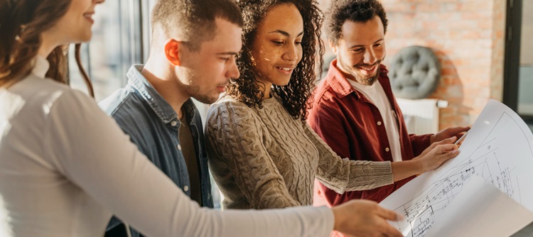 des personnes regardant un plan en équipe