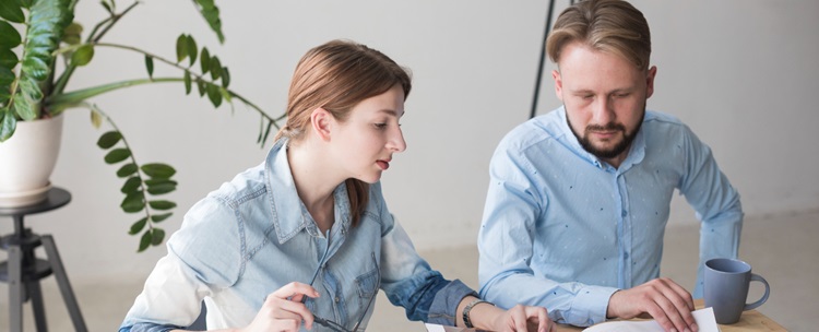 deux personnes parlant d'immobilier