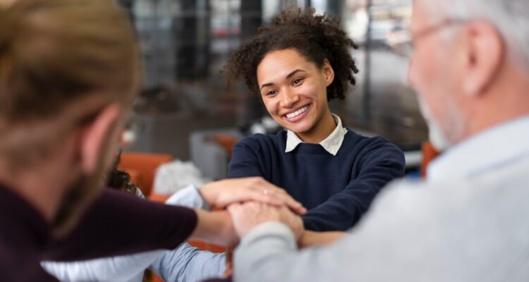 des personnes discutant au bureau