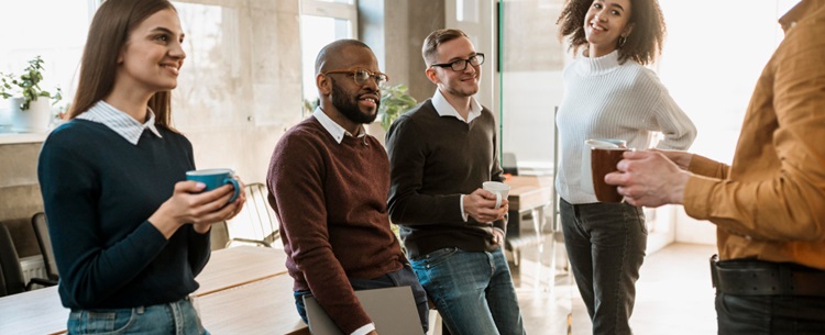 des personnes en discussion en entreprise