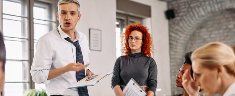 des personnes en discussion en entreprise 