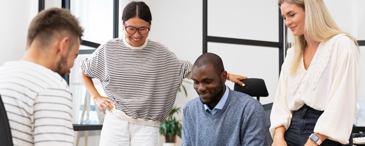 des personnes en discussion en entreprise