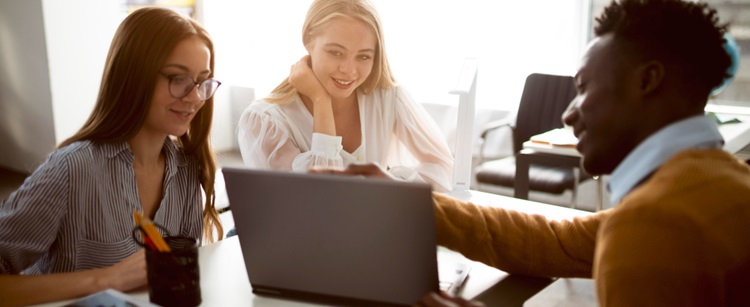 trois personnes en réunion au travail