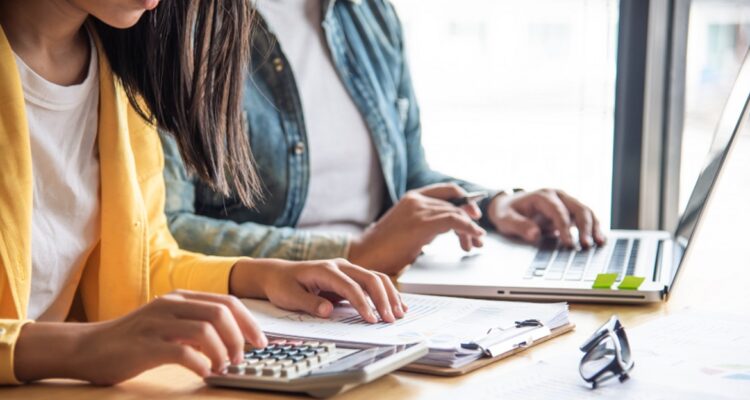 deux femmes travaillant sur la comptabilité d'une entreprise