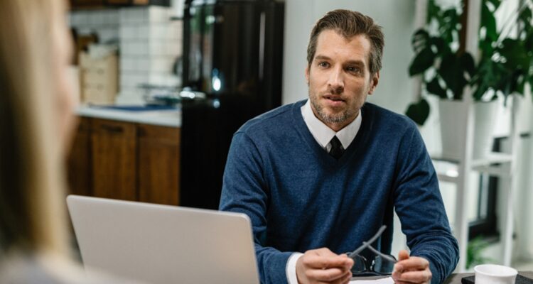 un gestionnaire de paie au travail