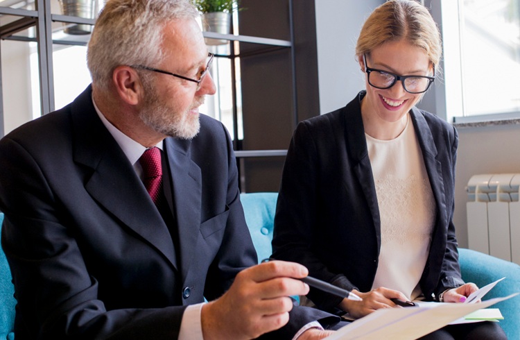 une juriste d'entreprise au travail souriante