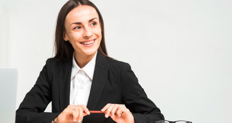 une secrétaire juridique souriante au travail